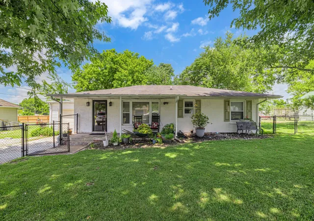 1st image of 222 S Oakwood Ave, Clinton, TN 37716 | MLS# 3245712