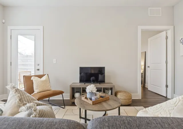 4th image of 6411 Charlotte Rd Cir, Nashville, TN 37209