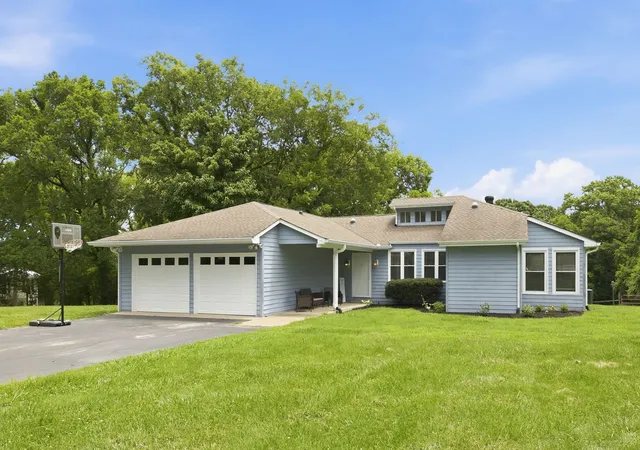 Photo 2 of Single family home for sale at 1061 Cliff White Rd, Columbia, TN 38401 | MLS# 3245528 | Listing updated on 2026-10-01