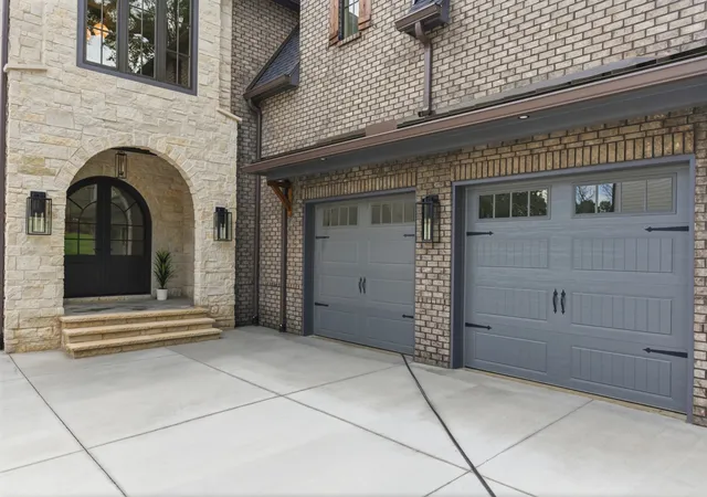 Photo 3 of Single family home for sale at 1006 Rodney Dr, Nashville, TN 37205 | MLS# 3263083 | Listing updated on 2026-08-16