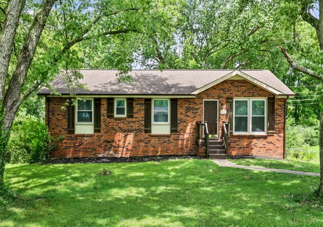 Photo 2 of Sale Pending at 210 Maplewood Dr, Clarksville, TN 37042 | MLS# 3245769 | Listing updated on 2026-09-01