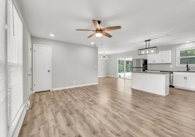 Photo 4 of Sale Pending at 210 Maplewood Dr, Clarksville, TN 37042 | MLS# 3245769 | Listing updated on 2026-09-01