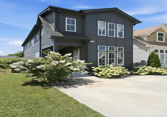 Photo 3 of Single family home for sale at 2421 14th Avenue N, Nashville, TN 37208 | MLS# 3246143 | Listing updated on 2026-08-19