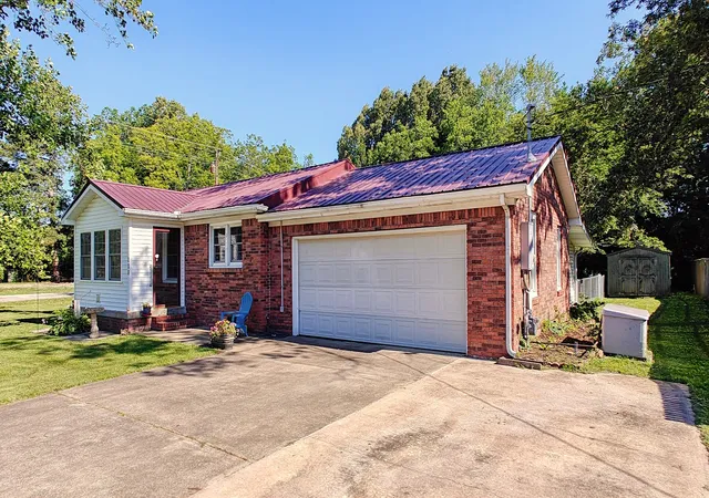 Homes for sale in Puryear, TN | 236 W Chestnut St, Puryear, TN 38251 | MLS# 3246076