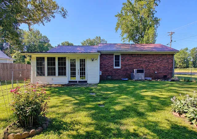 Homes for sale in Puryear, TN | 236 W Chestnut St, Puryear, TN 38251 | MLS# 3246076