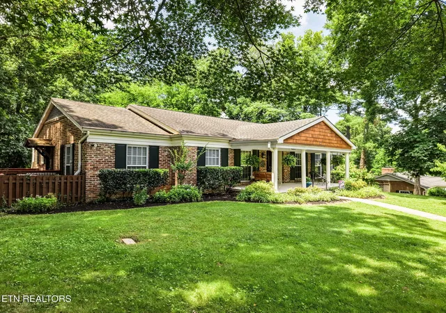 Homes for sale in Knoxville, TN | 313 Forest Oak Dr, Knoxville, TN 37919 | MLS# 3246316