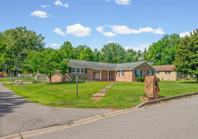 Homes for sale in Clarksville, TN | 2154 N Meadow Dr, Clarksville, TN 37043 | MLS# 3247575