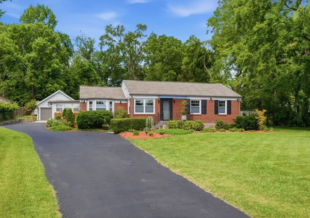 Photo 1 of Single family home for sale at 865 W Hillwood Dr, Nashville, TN 37205 | MLS# 3246736 | Listing updated on 2026-08-01