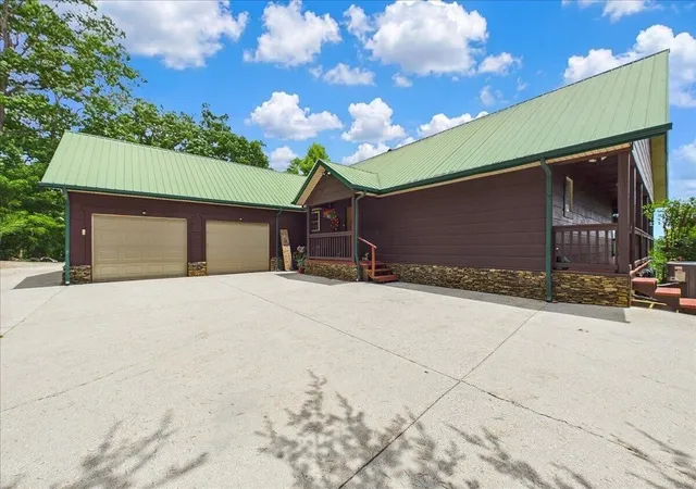 Photo 3 of Single family home for sale at 810 Belltown Rd, Tellico Plains, TN 37385 | MLS# 3246971 | Listing updated on 2026-09-26