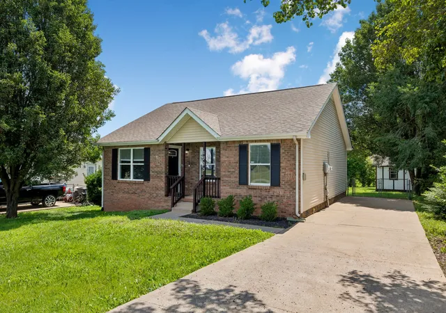 Photo 3 of Single family home for sale at 1303 Chucker Dr, Clarksville, TN 37042 | MLS# 3247732 | Listing updated on 2026-08-23