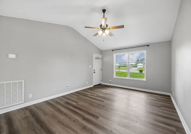 Photo 3 of Single family home for sale at 1303 Chucker Dr, Clarksville, TN 37042 | MLS# 3247732 | Listing updated on 2026-08-23