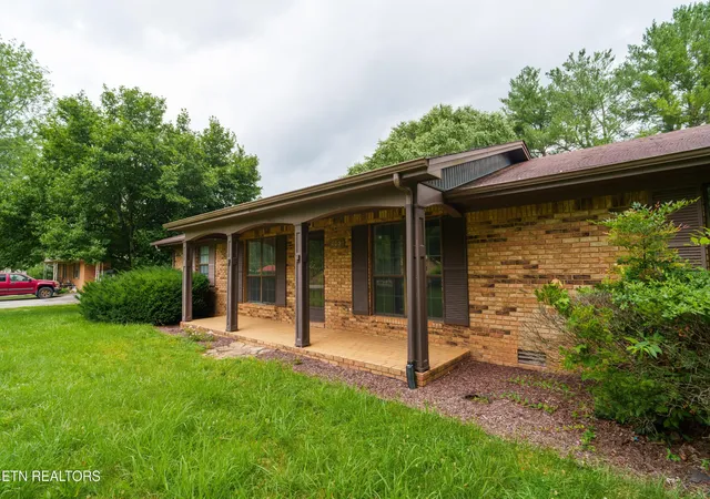 Homes for sale in Livingston, TN | 405 Dogleg Dr, Livingston, TN 38570 | MLS# 3247631