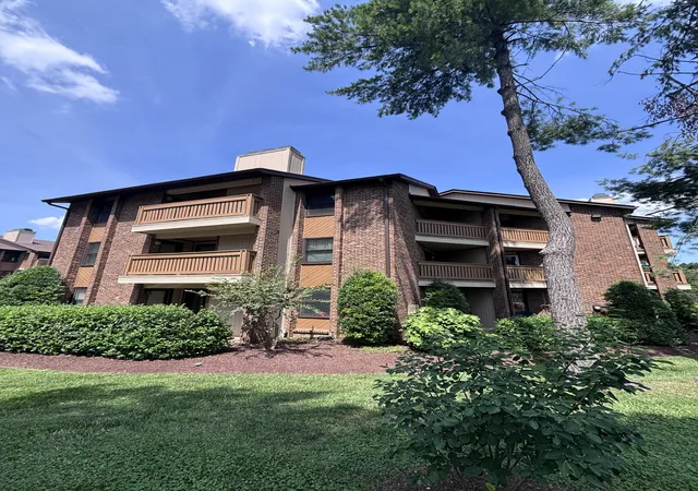 Photo 1 of Sale Pending at 136 Hillsboro Pl, Nashville, TN 37215 | MLS# 3285823 | Listing updated on 2026-08-20