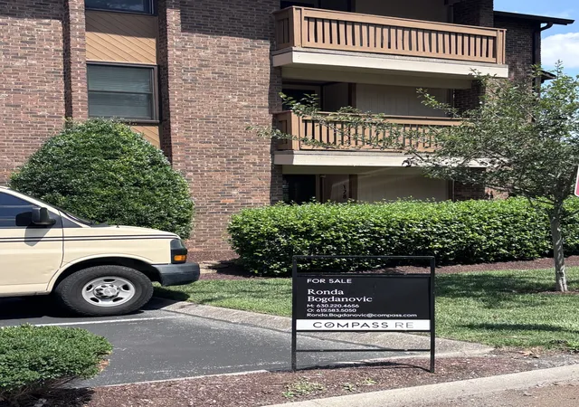 Photo 3 of Sale Pending at 136 Hillsboro Pl, Nashville, TN 37215 | MLS# 3285823 | Listing updated on 2026-08-20