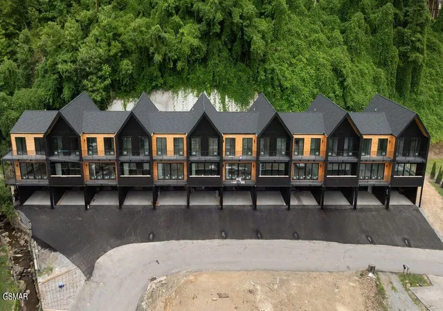 2nd image of 215 Circle Dr #10, Gatlinburg, TN 37738 | MLS# 3288532
