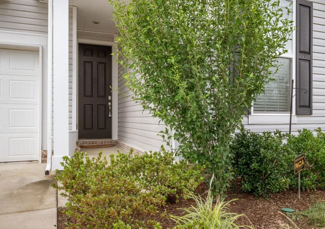 Photo 3 of Single family home for sale at 400 Hickory Pointe Dr, Dickson, TN 37055 | MLS# 3256177 | Listing updated on 2026-08-08