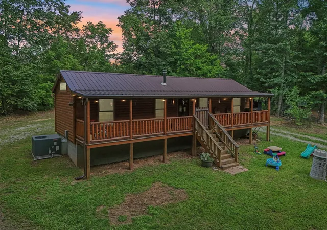 Homes for sale in Chapmansboro, TN | 1424 Poplar Ridge Ln, Chapmansboro, TN 37035 | MLS# 3250360
