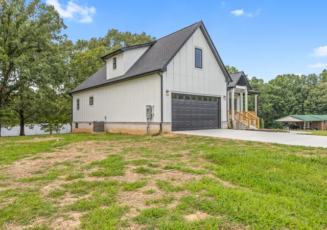 Photo 3 of Single family home for sale at 1064 Mulberry St, Burns, TN 37029 | MLS# 3247983 | Listing updated on 2026-10-03