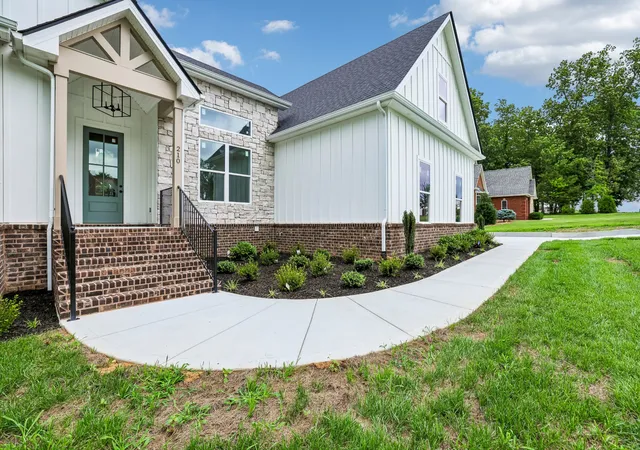 Photo 3 of Single family home for sale at 210 Cascade Dr, Winchester, TN 37398 | MLS# 3248070 | Listing updated on 2026-08-20