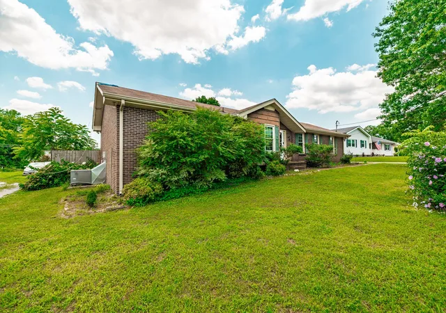 Photo 2 of Single family home for sale at 102 Lake Point Dr, Gallatin, TN 37066 | MLS# 3251014 | Listing updated on 2026-08-20