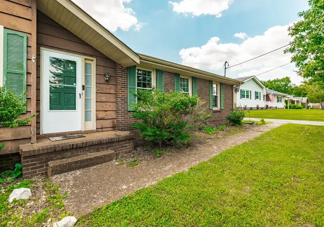 Photo 3 of Single family home for sale at 102 Lake Point Dr, Gallatin, TN 37066 | MLS# 3251014 | Listing updated on 2026-08-20