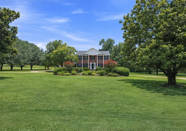 Homes for sale in Hendersonville, TN | 1004 Longview Dr, Hendersonville, TN 37075 | MLS# 3248206