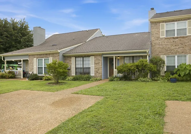 Photo 2 of Townhouse for sale at 6690 Hickory Brk Rd, Chattanooga, TN 37421 | MLS# 3248740 | Listing updated on 2026-08-20