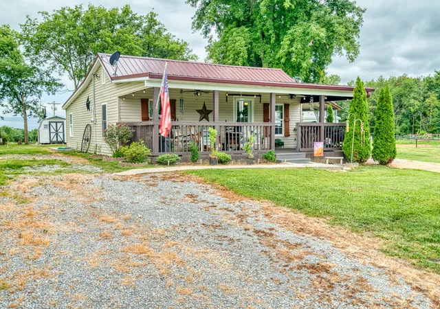 Homes for sale in Elkton, KY | 3389 Jefferson Davis Hwy W, Elkton, KY 42220 | MLS# 3248237
