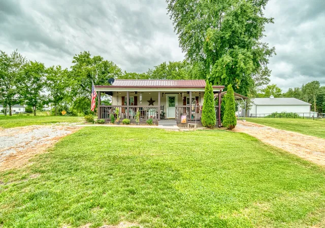 Homes for sale in Elkton, KY | 3389 Jefferson Davis Hwy W, Elkton, KY 42220 | MLS# 3248237