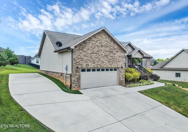Photo 3 of Sale Pending at 645 Berrywood Dr, Maryville, TN 37801 | MLS# 3512830 | Listing updated on 2026-09-06
