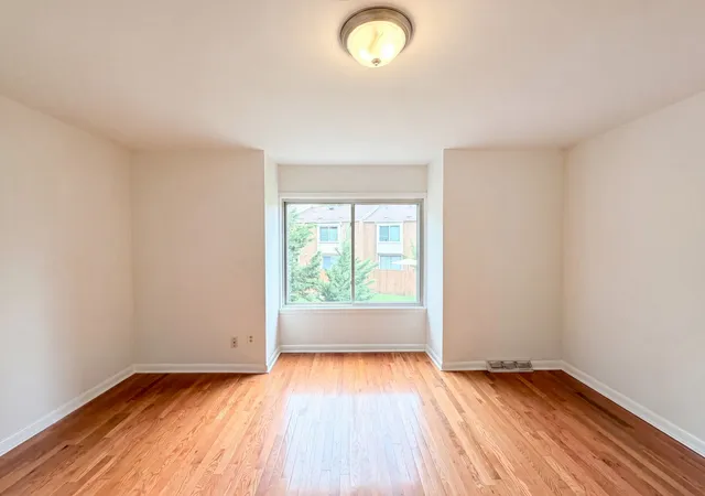 Listing Photo 1 - Condo for sale in building located at 6924 Highland Park Dr, Nashville, TN 37205