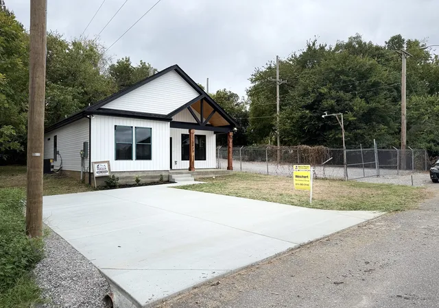 Photo 1 of Single family home for sale at 203 15th Avenue E, Springfield, TN 37172 | MLS# 3309211 | Listing updated on 2026-09-24