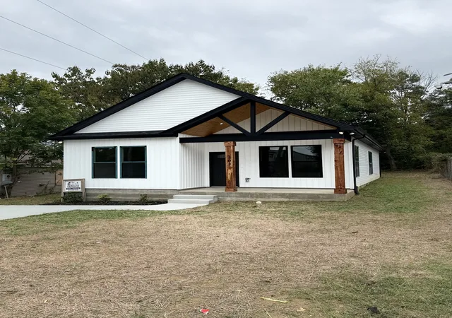 Photo 3 of Single family home for sale at 203 15th Avenue E, Springfield, TN 37172 | MLS# 3309211 | Listing updated on 2026-09-24