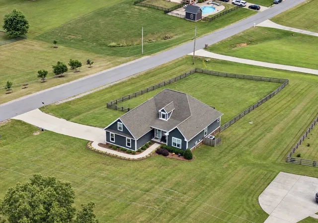 Photo 1 of Single family home for sale at 1002 Douglas Ct, Dickson, TN 37055 | MLS# 3261559 | Listing updated on 2026-10-01