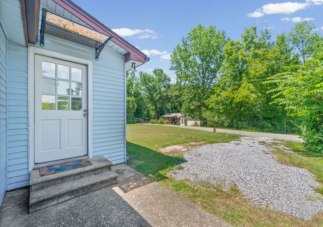 Photo 4 of Single family home for sale at 830 Potters Ln, Clarksville, TN 37040 | MLS# 3250395 | Listing updated on 2026-08-20