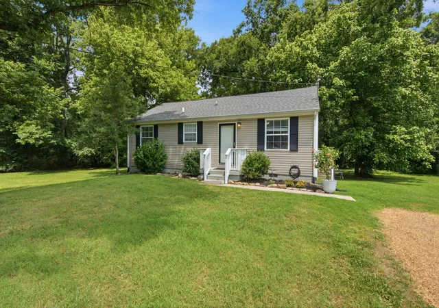 Homes for sale in Nashville, TN | 5636 Meadowcrest Ln, Nashville, TN 37209 | MLS# 3250588