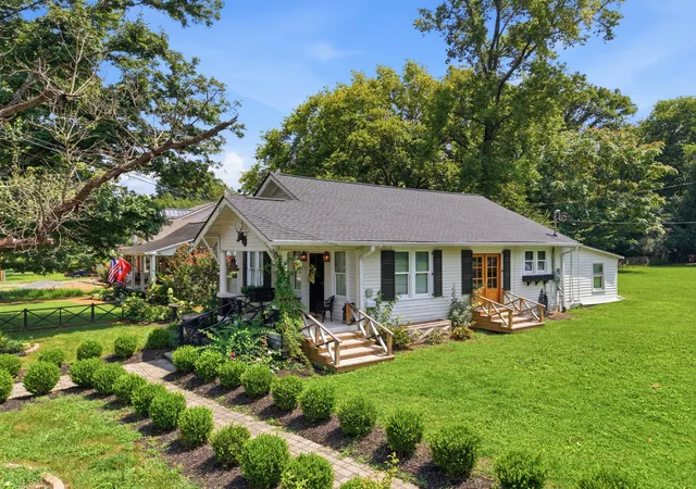 Photo 3 of Single family home for sale at 121 Battle Ave, Franklin, TN 37064 | MLS# 3251906 | Listing updated on 2026-09-02