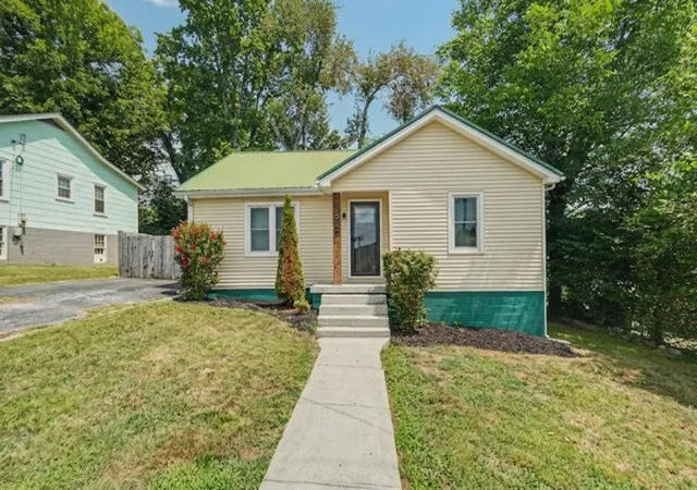 Homes for sale in Carthage, TN | 401 College Ave E, Carthage, TN 37030 | MLS# 3250941