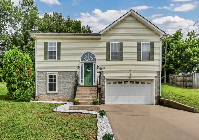 2nd image of 1116 Gunpoint Dr, Clarksville, TN 37042 | MLS# 3256345