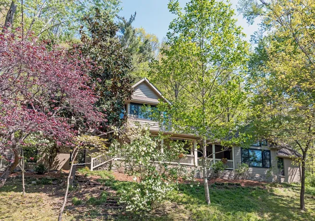 Photo 1 of Single family home for sale at 433 Grayson Dr, Nashville, TN 37205 | MLS# 3251981 | Listing updated on 2026-08-20