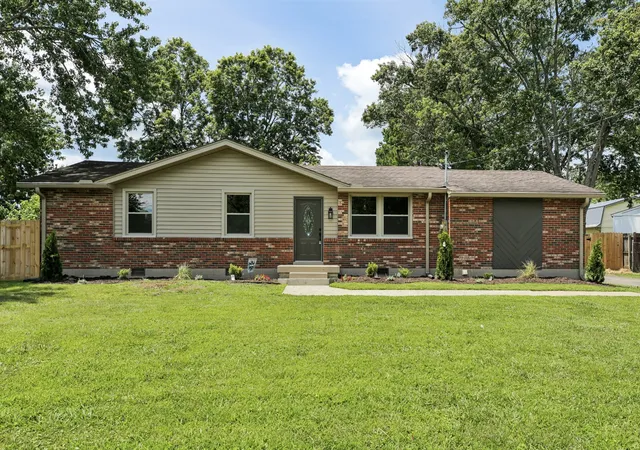 Homes for sale in Greenbrier, TN | 2108 Lynwood Dr, Greenbrier, TN 37073 | MLS# 3251245