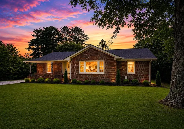 Homes for sale in Tullahoma, TN | 922 Mckellar Dr, Tullahoma, TN 37388 | MLS# 3251048
