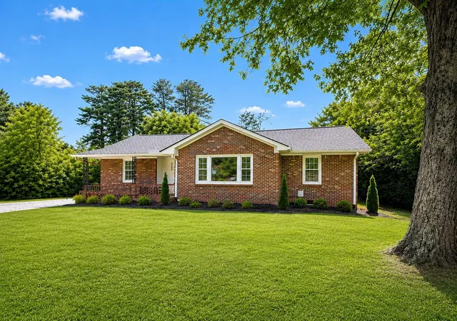 Homes for sale in Tullahoma, TN | 922 Mckellar Dr, Tullahoma, TN 37388 | MLS# 3251048