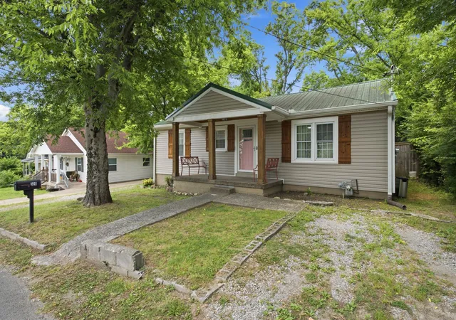 Homes for sale in Gallatin, TN | 328 N Blakemore Ave, Gallatin, TN 37066 | MLS# 3251046