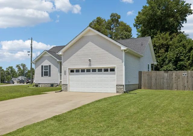 Homes for sale in Clarksville, TN | 1397 Scrub Oak Dr, Clarksville, TN 37042 | MLS# 3251362