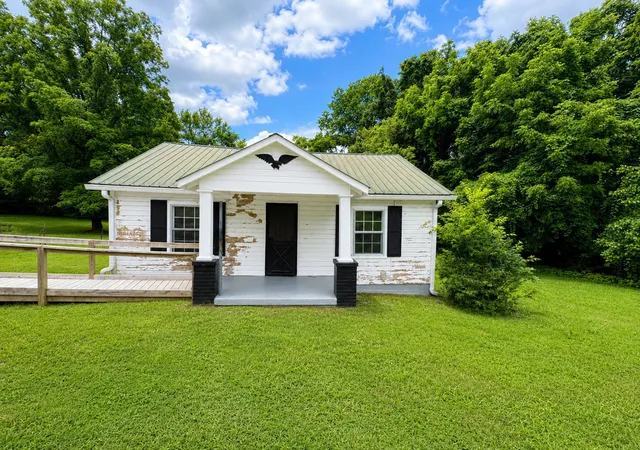 Homes for sale in Clarksville, TN | 310 Davis Dr, Clarksville, TN 37040 | MLS# 3255228