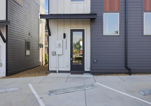 Photo 2 of Townhouse for sale at 2550 East 18th St, Chattanooga, TN 37404 | MLS# 3251350 | Listing updated on 2026-10-20