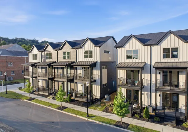 Photo 1 of Townhouse for sale at 2550 East 18th St, Chattanooga, TN 37404 | MLS# 3251350 | Listing updated on 2026-10-20