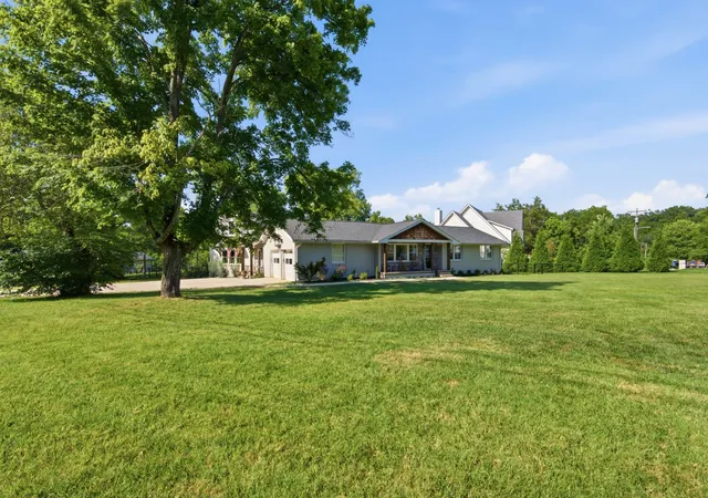 Photo 2 of Single family home for sale at 824 Clematis Dr, Nashville, TN 37205 | MLS# 3251731 | Listing updated on 2026-08-20