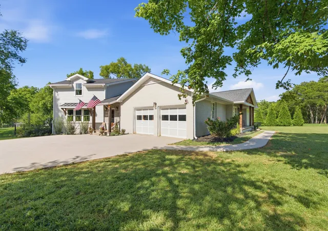 Photo 3 of Single family home for sale at 824 Clematis Dr, Nashville, TN 37205 | MLS# 3251731 | Listing updated on 2026-08-20